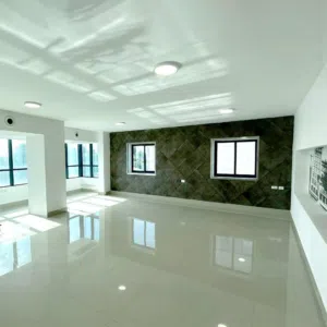 مكتب للايجار الارسال مقابل KFC. على الواجهة الامامية. مطل على شارع الارسال.