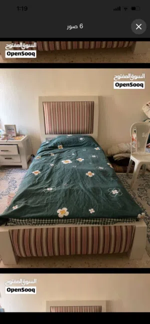 تخت عدد 2 لون ابيض راسيه تنجيد بحالة نضيفة مع كومدينا