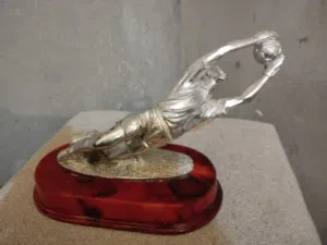 كاس رياضى فضى معدنى على هيئه لاعب يمسك فى الكره