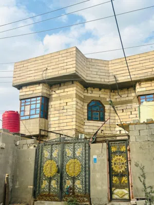 بيت للبيع مقابيل مدرسة الفضل حي الاصدقاء الرابعة منطقى حلوه ومرتبه وعلى شارع رأيسي