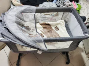 سرير طفل مع عجلات وقابل للاهتزاز ومغطى بمنخل من الحشرات والذباب
