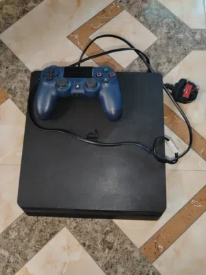 بلاستيشن 4 سليم(نظيف جدا) مع كامل ملحقاته