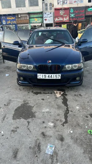 بي ام دبليو الفئة 5 موديل 2000 بألوان زرقاء وداخل أحمر، سيارة مرخصة ومستوردة