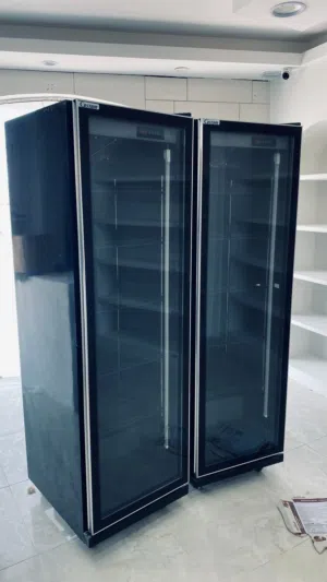 ثلاجة عرض زجاج فريم ليس – بحالة ممتازة مع إضاءة متعددة