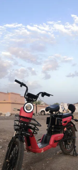 دراجة كهربائية للبيع  الدارج نضيف فقط يحتاج بطاريه.
