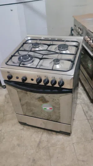 نبيع طباخ 4 شعله مقاس 60 في 60 اندست ايطالي بحاله ممتازه معا التوصل التشغيل والكفاله