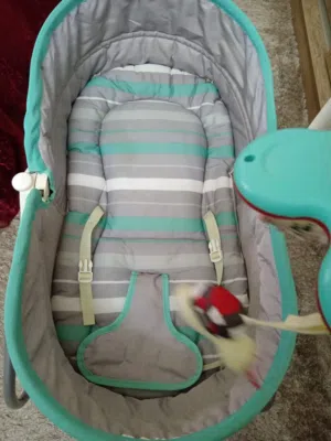 سرير هزّاز للأطفال للبيع - بحالة ممتازة