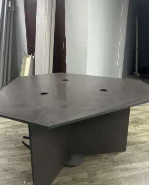 طاولات مكتبية بشكل مثلث (قابل للتفاوض)