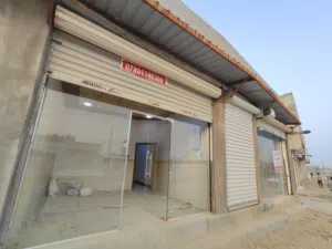 صيدلية ومجمع طبي على الشارع العام ركن