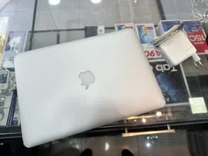 MacBook Air 2012 مع شاحن