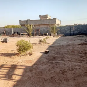 السلام عليكم قطعه ارض خلف مشتل ابو رويه مساحتها 1555 عرض سكنيه يوجد سكن قرب الارض تبعد عن المعبد 400
