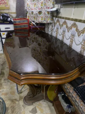 ميز طعام انتيكا خشب مع 6 كراسي ملكي فخم السعر ب500 الف الميز راقي كلش سبب البيع مكان ماعندي اله