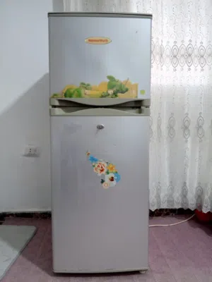 ثلاجه للبيع بسعر مناسب 14 لتر الطول متر و نص العرض 40 صانتي