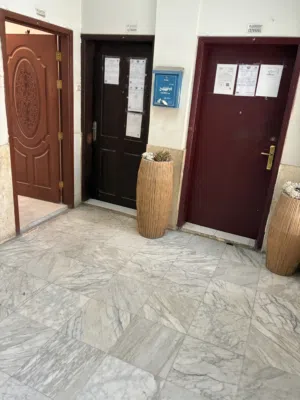 شقة تجارية للإيجار تصلح لجميع الانشطة  في منطقة مميزة بالفحيحيل الايجار من المالك مباشرةً