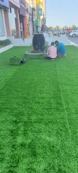 العشب الصناعي لدي البدر العالمية للمفروشات الرواد في سجاد المساجد وكذلك العشب الصناعي بجميع ألوانه