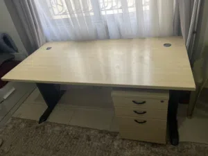 طاولة مكتب مع وحدة ادراج