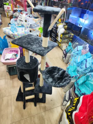 خداشة قطط عصرية و مميزة بيوت خارجية و داخلية عواميد خشب قوية ، احمي اثاثك من تخديش القطط ،