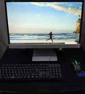 كمبيوتر hp كامل للبيع مع الطاولة او بدون