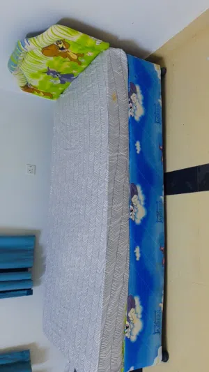 سرير مستعمل للبيع بحالة ممتازه ونظيف