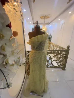 فستان سهرة مشغول يدوي