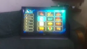 شاشه LG عادي مش سمارت شغاله بصلاة ع النبي فيها بصمة اصبع مش مئثرات