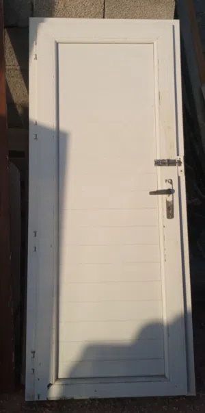 باب بي في سي للبيع