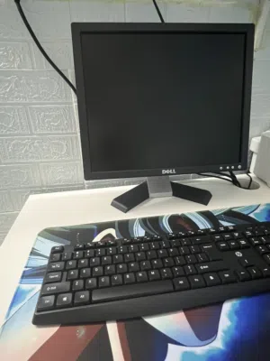 شاشه كمبيوتر ممتازه جدا ليس بها اي ضرر مع كيبورد وماوس من شركه hp لم يستعملا أبدا
