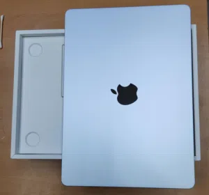 للبيع MacBook air m4/13inch/256GB ssd/16ram/ لون أزرق كالجديد مع الكرتون