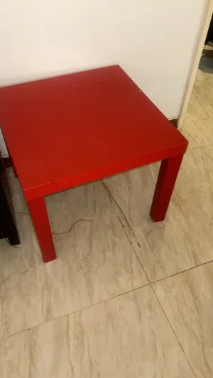 طاوله جانبيه حمراء من ايكيا