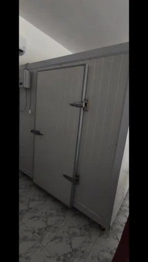 ثلاجة تجميد كبيره + 2 ثلاجة عرض تبريد وتجميد