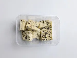 جبن مصنوع من الحليب الطبيعي