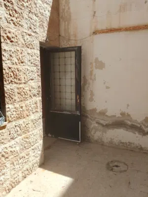 منزل للبيع   شقه بعماره عمان ضاحيه الامير حسن تسويه منزل وحديقه وملحق مستقل البيت 3غرف صالون ومطبخ و