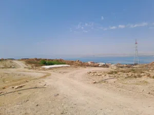 البحر الميت /ارض 4600م تنظيم سياحي شاليهات مطله على البحر الميت تبعد 2كم عن طريق الاغوار بسعر ممتاز