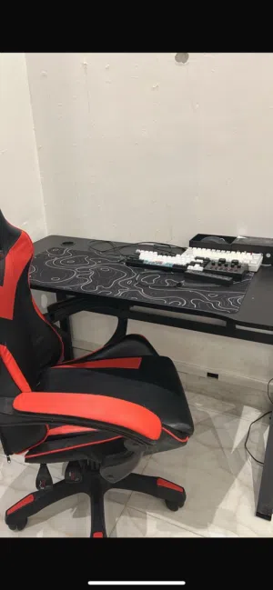 للبيع كل الاغراض ب ستب بدون الشاشه ب 1000 طاوله و كرسي قيمنق و كيبوردين و ماوس لوجتيك سوبر لايت Pro