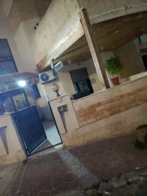شقه ارضيه للبيع في الجبيهه عند دوار اقرا معها تارس امامي وخلفي