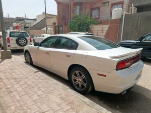 ادوات ادوات دوج تشارجر ابيض نظيف جدا