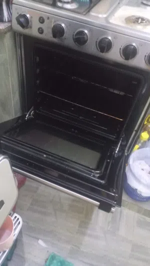 طباخة. بحالة ممتازة أربعة شعلة فرن فوق وتحت لمبة فرن شواية طاطش اشعال ذاتي