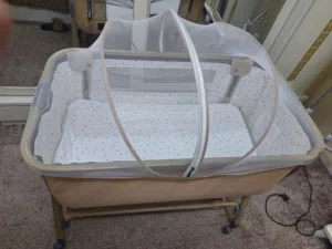 تخت بيبي + مكواة + هزاز