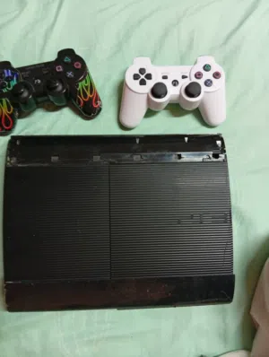 بلايستيشن 3 sony يوجد فيها مكان سي دي.ونازل عليها العاب