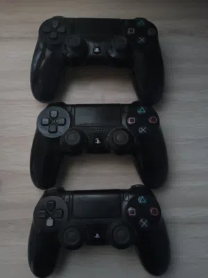 السلام عليكم ورحمه الله وبركاته للبيع ايادي بلاي ستيشن 4 اصلي مستعمل