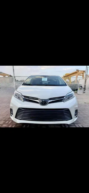 Used Toyota Sienna in Buraimi