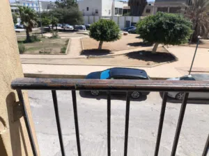 عماره قريبه من الرئيسي 5 ادوار و4 محلات على شارعين تقابل في حديقه مساحه 180م