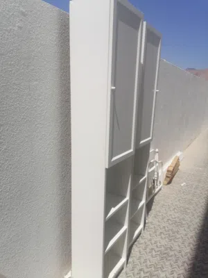 "للبيع كبائن مطبخ بيضاء أنيقة