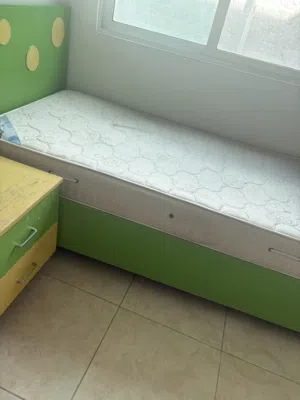 للبيع تخت مفرد ونص مع الفرشة و كوميدينا ثلاجه للبيع دايو حجم وسط