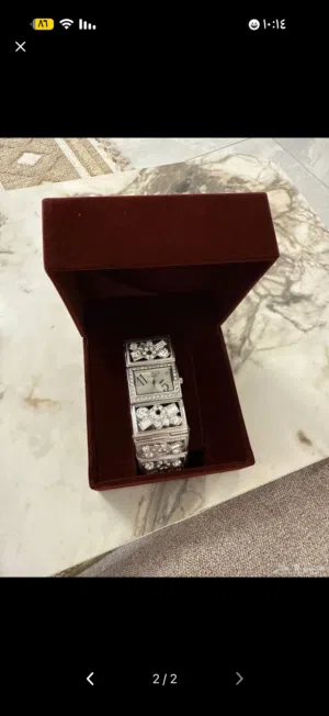 ساعه فاخرة مرصعة بالأحجار الكريستالية اناقة تلامس الفخامة