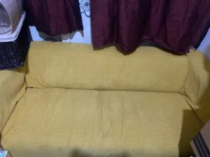 كنبه بحاله جيده مع مخدتين ب 15 دينار وقابل للتفاوض