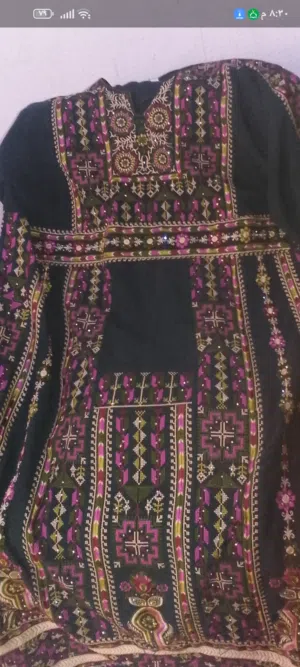 ثوب اخضر وثوب اسود واحمر