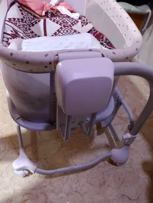 سرير طفل نظيف جدا اخو الجديد هزاز كهربائي وموسيقى من حديث ولادة لعمر 3 سنوات بالبصرة يوجد توصيل
