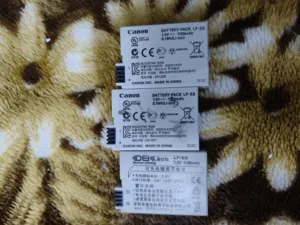 كاميرا كانون 700D فقط بحاجه الى شتر اغراضها كامله 3بطاريات وشاحن وعدستين