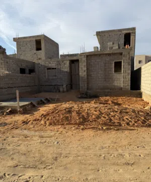 منزل في شارع المطبات طريق المطار خلف خزانات النفط للبيع نص تشطيب مساحة ارض 250 م و مسقوف 190 م